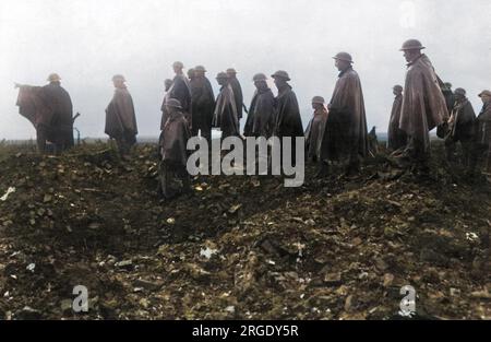 Le truppe britanniche osservavano i bombardamenti sulle trincee tedesche sul fronte occidentale in Francia (somme Advance) durante la prima guerra mondiale. Foto Stock