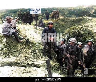 Soldati britannici in una trincea tedesca appena catturata durante l'avanzata della somme sul fronte occidentale in Francia durante la prima guerra mondiale. Un cartello recita: Old Hun Line. Foto Stock