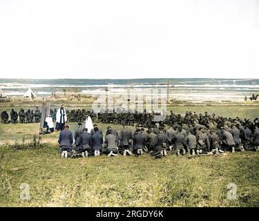 Le truppe britanniche sfilano in chiesa sul campo di battaglia prima di dirigersi verso le trincee, sul fronte occidentale durante la prima guerra mondiale. Foto Stock