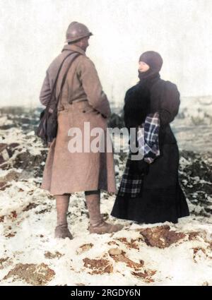 Un soldato francese e sua moglie tornarono nel loro villaggio precedentemente catturato sul fronte occidentale durante la prima guerra mondiale. Stavano cercando i soldi che hanno seppellito prima dell'invasione. Foto Stock