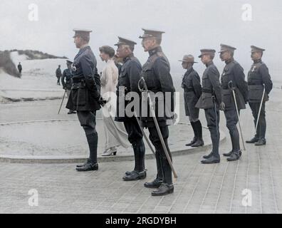 Re Alberto i e la regina Elisabetta del Belgio assistono a una presentazione delle decorazioni agli ufficiali belgi da parte di re Giorgio V sul fronte occidentale in Francia durante la prima guerra mondiale. Foto Stock