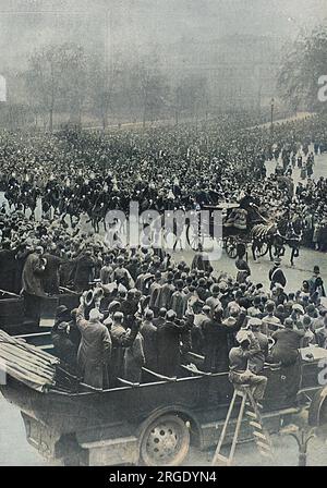 Una grande folla nella Horse Guards' Parade che assiste allo sposo, il principe Alberto, duca di York e i suoi fratelli, il principe di Galles e il principe Enrico (duca di Gloucester) che guidano in processione all'Abbazia di Westminster per il matrimonio del duca di York con Lady Elizabeth Bowes-Lyon nell'aprile 1923. Foto Stock