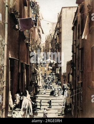 Vicolo del Pallonetto, una stradina nello storico quartiere Santa Lucia di Napoli, Italia. Foto Stock