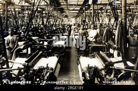 Un Lancashire Weaving Shed - Cotton Mill - tra i telai. Foto Stock