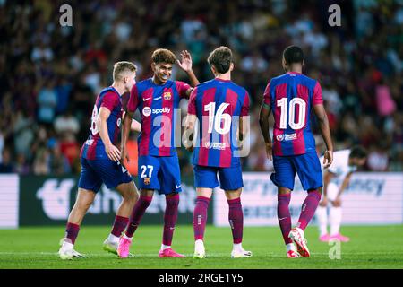 Barcellona, Spagna, 8 agosto 2023. Spain-Football-Joan Gamper Trophy tra FC Barcelona e Totthenham Hotspur. (28) Fermín López, (27) Lamine Yamal e (10) Ansu Fati celebrano il punteggio di (16) Ez Abde. Credito: Joan G/Alamy Live News Foto Stock