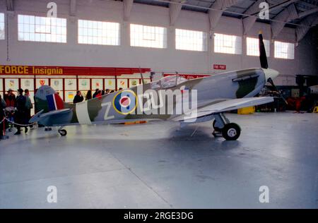 Supermarine Spitfire LF Mk.VC G-BUWA / AR614, della Flying Heritage Collection, a Duxford. Foto Stock