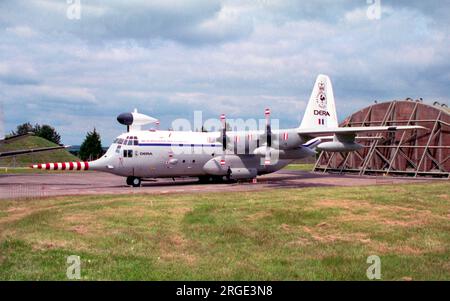 DERA â€“ Lockheed C-130K Hercules W.2 XV208 'Snoopy', del volo di ricerca meteorologica, a Boscombe Down il 30 giugno 2001 Foto Stock