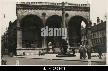 La Feldherrnhalle ("sala dei marescialli di campo") - una loggia monumentale sull'Odeonsplatz a Monaco di Baviera, Germania. Modellata sulla Loggia dei Lanzi a Firenze, fu commissionata nel 1841 dal re Ludovico i di Baviera per onorare la tradizione dell'esercito bavarese. Nel 1923, fu il luogo della breve battaglia che pose fine al Putsch della Beer Hall di Hitler. Durante l'era nazista, servì come monumento commemorativo per commemorare la morte di 16 membri del partito nazista. Foto Stock