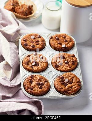 Muffin Vegan Banana Chocolate Chip in muffin Tin Foto Stock