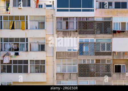 Facciate di condomini a Lisbona, Portogallo Foto Stock