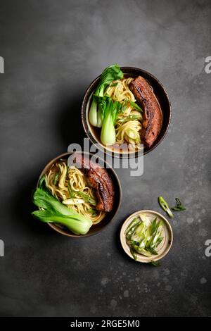 Ramen, Pork Belly e Bok Choy con sfondo nero Foto Stock