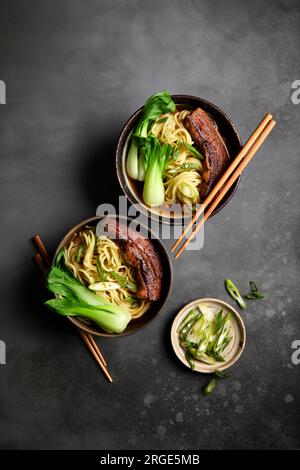 Ramen, Pork Belly e Bok Choy con sfondo nero Foto Stock