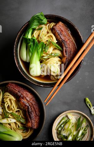 Ramen, Pork Belly e Bok Choy con sfondo nero Foto Stock