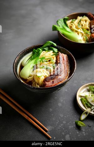 Ramen, Pork Belly e Bok Choy con sfondo nero Foto Stock