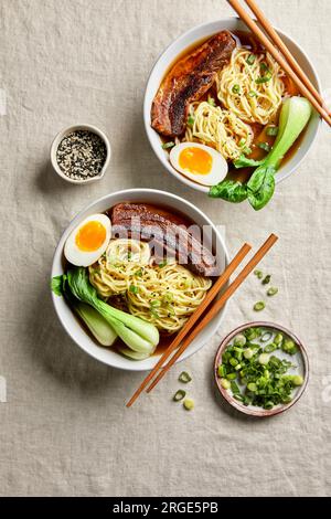 Ramen, pancia di maiale, Bok Choy e uovo con sfondo neutro chiaro Foto Stock