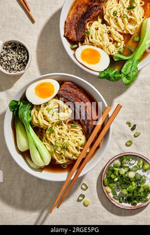 Ramen, pancia di maiale, Bok Choy e uovo con sfondo neutro chiaro Foto Stock