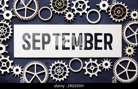 Settembre parola fatta di tropicale e frutti esotici. Frutta fresca e bacche composta nel mese estivo iscrizione. Tipografia creativa, banner design. Foto Stock