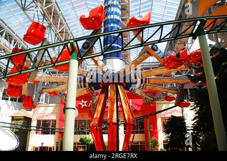 Un giro emozionante attende il prossimo amante del brivido nel parco divertimenti al coperto all'interno del Mall of America di Bloomington, Minnesota Foto Stock