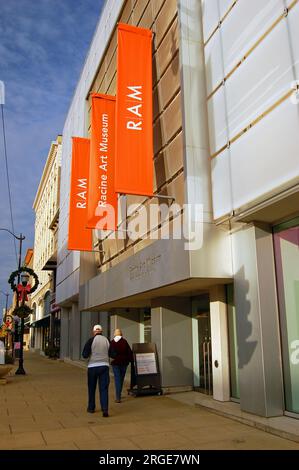 Una coppia anziana cammina davanti alla facciata moderna di un museo d'arte a Racine, Wisconsin, in una giornata di sole Foto Stock