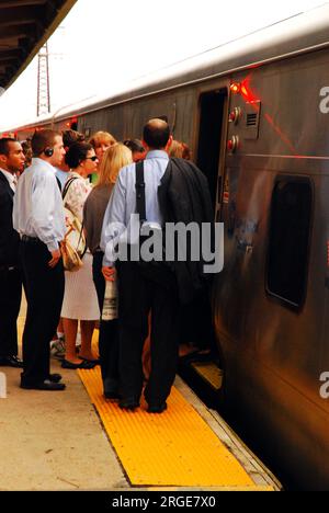 I pendolari affollano l'ingresso di un vagone ferroviario della Long Island Rail Road mentre si recano al lavoro a New York City Foto Stock