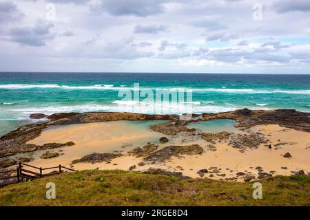 Piscine con champagne sulla spiaggia di 75 km circa, Fraser Island, K'gari, Queensland, Australia 2023 Foto Stock