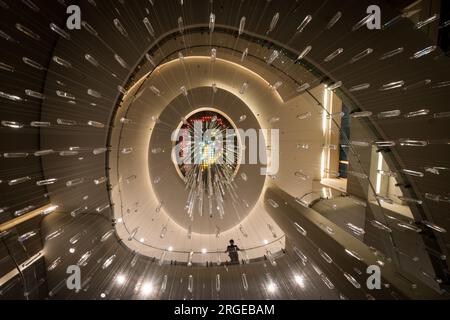 Dettagli dell'apparecchio di illuminazione a soffitto nella parte superiore del Rock Building Foto Stock