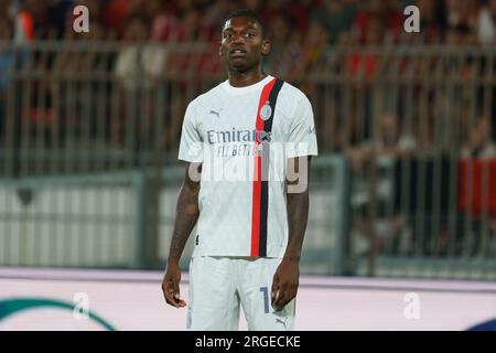 Monza, Italie. 8 agosto 2023. Rafael Leao (#10 AC Milan) durante il Trofeo Silvio Berlusconi, Silvio Berlusconi Trofeo, partita di calcio tra AC Monza e AC Milan l'8 agosto 2023 allo Stadio U-Power di Monza, Italia - foto Morgese-Rossini/DPPI Credit: DPPI Media/Alamy Live News Foto Stock