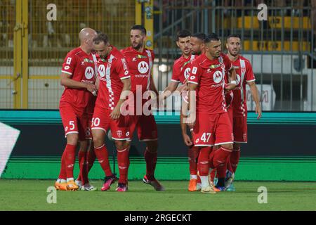 Monza, Italie. 8 agosto 2023. La squadra di AC Monza goal festeggia durante il Trofeo Silvio Berlusconi, il Trofeo Silvio Berlusconi, partita di calcio tra AC Monza e AC Milan l'8 agosto 2023 allo U-Power Stadium di Monza, Italia - foto Morgese-Rossini/DPPI Credit: DPPI Media/Alamy Live News Foto Stock