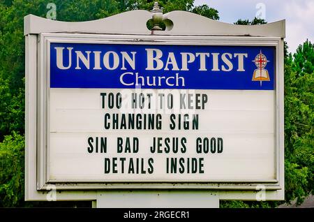 Un cartello alla Union Baptist Church dichiara che le temperature sono troppo calde per continuare a cambiare il cartello, 8 agosto 2023, a Grand Bay, Alabama. Foto Stock