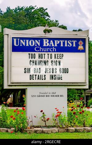 Un cartello alla Union Baptist Church dichiara che le temperature sono troppo calde per continuare a cambiare il cartello, 8 agosto 2023, a Grand Bay, Alabama. Foto Stock