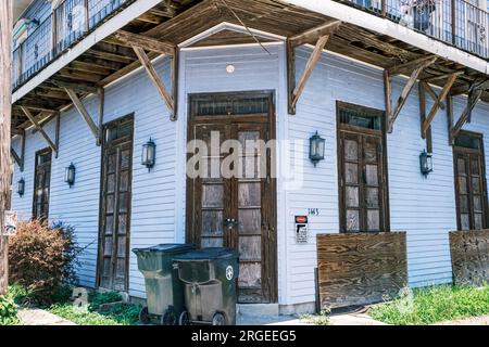 NEW ORLEANS, LOUISIANA, USA - 30 LUGLIO 2023: Ingresso alla casa del 7° reparto e cartello di avvertimento con scritto "se trovato qui di notte, ti troverai qui al mattino" Foto Stock