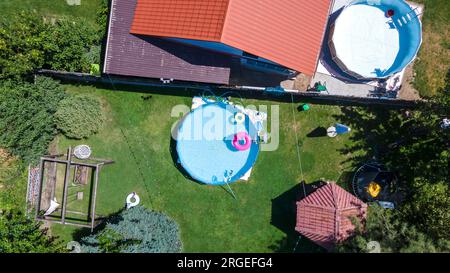 La piscina si trova sul retro della casa. Vista dal drone Foto Stock