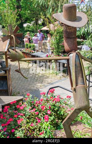 Flat Rock North Carolina, Flat Rock Village Bakery, opere d'arte umoristiche primitive in metallo, uomini uomini uomini, donne donne donne donne donne donne, adulti, residenti, cou Foto Stock