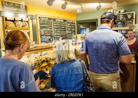 Flat Rock North Carolina, Flat Rock Village Bakery, pane fresco, panini, pasticceria, caffè, uomo uomo, donna donna donna donna donna, adulti residenti, interno interno Foto Stock