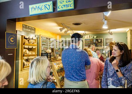 Flat Rock North Carolina, Flat Rock Village Bakery, pane fresco, panini, pasticceria, caffè, uomo uomo, donna donna donna donna donna, adulti residenti, interno interno Foto Stock