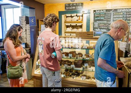 Flat Rock North Carolina, Flat Rock Village Bakery, pane fresco, panini, pasticceria, caffè, uomo uomo, donna donna donna donna donna, adulti residenti, interno interno Foto Stock