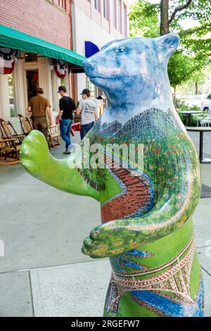 Hendersonville, North Carolina, Main Street, opere d'arte Bearfootin' Bear Art Walk, restauro restaurato del quartiere degli affari del centro storico Foto Stock