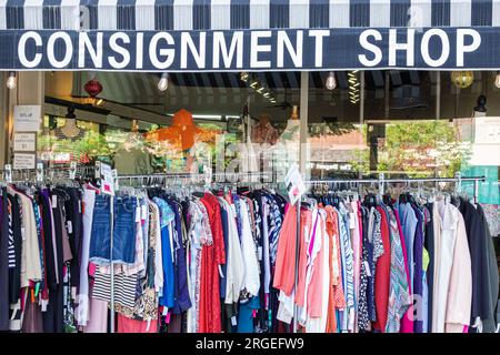 Hendersonville, North Carolina, Main Street, scaffale per negozi di abbigliamento femminile, esterno, ingresso anteriore dell'edificio, indicazioni stradali Foto Stock