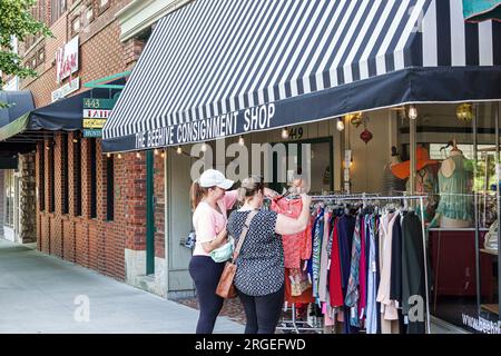 Hendersonville North Carolina, Main Street, negozio di abbigliamento donna, donna donna donna donna donna donna donna donna donna, adulti amici residenti, esterno, bui Foto Stock