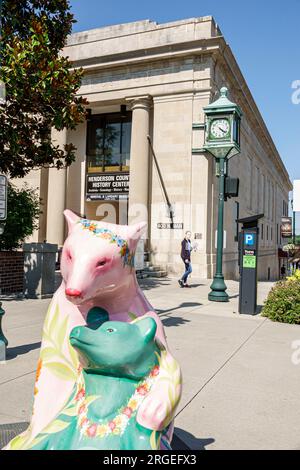 Hendersonville, North Carolina, Main Street, opere d'arte Bearfootin' Bear Art Walk, centro storico della contea di Henderson, ex banca ristrutturata, esterno esterno Foto Stock