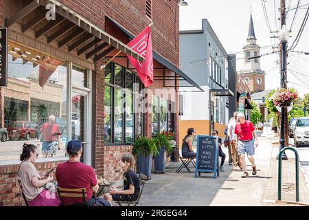 Hendersonville North Carolina, padre madre, figlio maschio, bambino, bambino, bambino, bambino, bambino, esterno, ingresso frontale dell'edificio, bus del centro Foto Stock