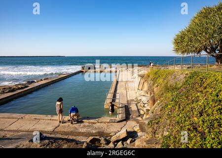 Spiaggia principale di Yamba e piscina costiera, Yamba è una città costiera nel nord del nuovo Galles del Sud, alla foce del fiume Clarence, Australia, 2023 Foto Stock