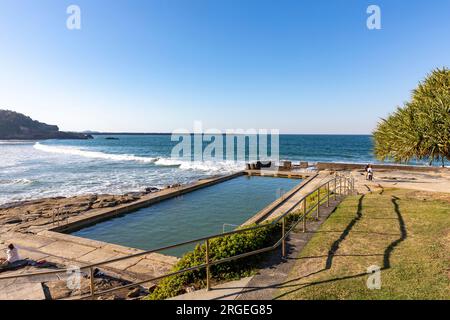 Spiaggia principale di Yamba e piscina costiera, Yamba è una città costiera nel nord del nuovo Galles del Sud, alla foce del fiume Clarence, Australia, 2023 Foto Stock