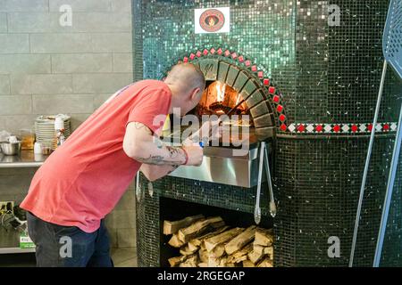 Flat Rock North Carolina, Flat Rock Wood Room, forno a legna, uomo cuoco maschio, adulto, residente, interno interno, ristorante interno, ristorante Foto Stock