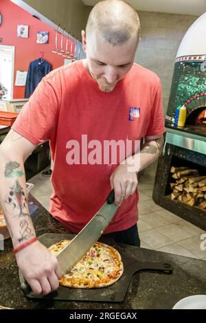 Flat Rock North Carolina, Flat Rock Wood Room, forno a legna, cucina a legna per tagliare la pizza, uomo uomo maschio, adulto, residente, interno interno interno, ristorante din Foto Stock