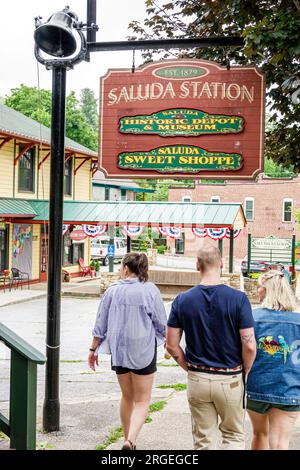 Saluda North Carolina, Historic Depot & Museum, uomo uomo uomo, donna donna donna donna donna, adulti residenti coppia, negozio, mercatino mercantile Foto Stock