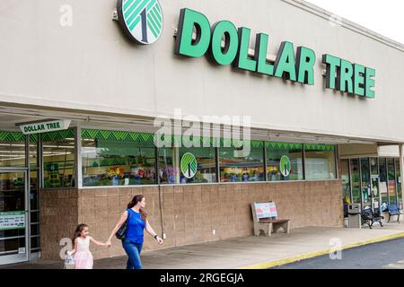 Gastonia North Carolina, sconto Dollar Tree, bambini bambini, bambini, bambini, ragazze residenti, famiglia madre figlia, esterno, edificio Foto Stock