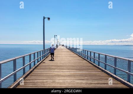 Storico molo di Urangan a Hervey Bay nel Queensland meridionale, popolare attrazione turistica, il molo è lungo quasi 1 km, Australia Foto Stock