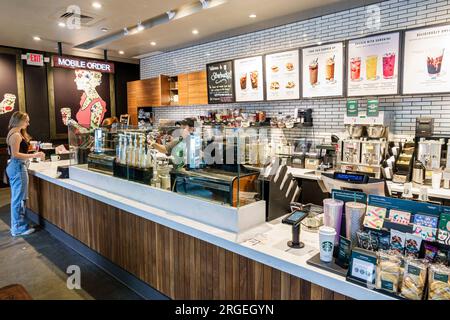 Charlotte North Carolina, Starbucks Coffee, barista che prende ordine, donna donna donna donna donna donna, adulto, residente, interno interno interno, lavoratore dipendente che lavora Foto Stock