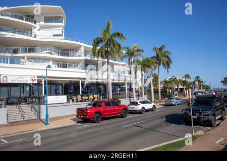 Hervey Bay fronte mare e spianata con vedute dell'oceano e degli appartamenti fronte mare, Queensland, Australia, 2023 Foto Stock